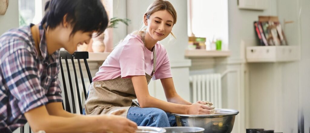 Twee jongeren aan het pottenbakken