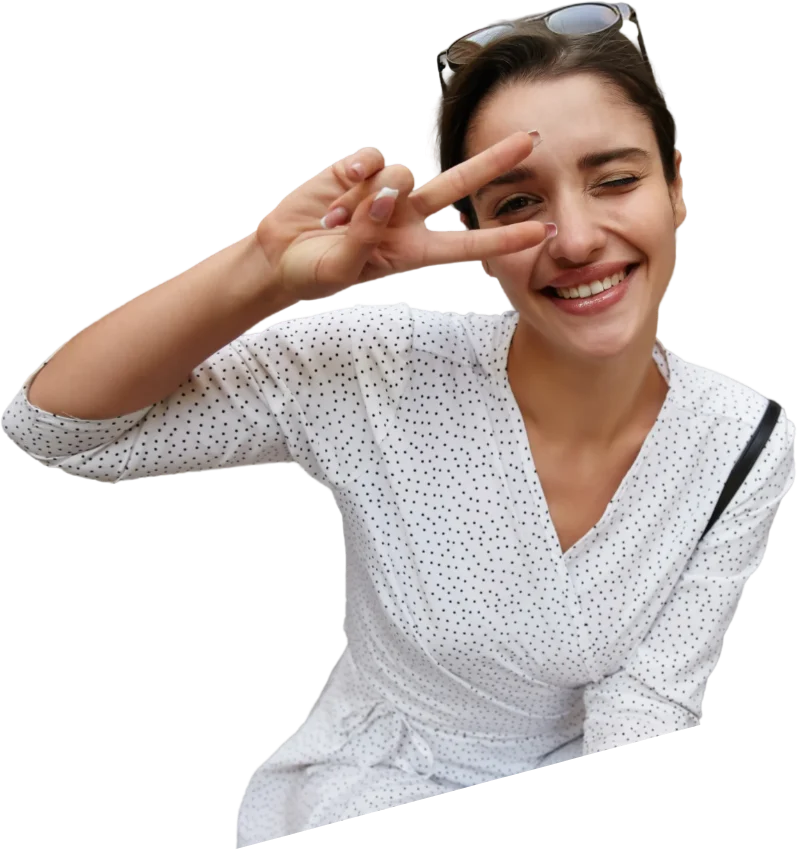 Lachende jongere maakt een peace-teken