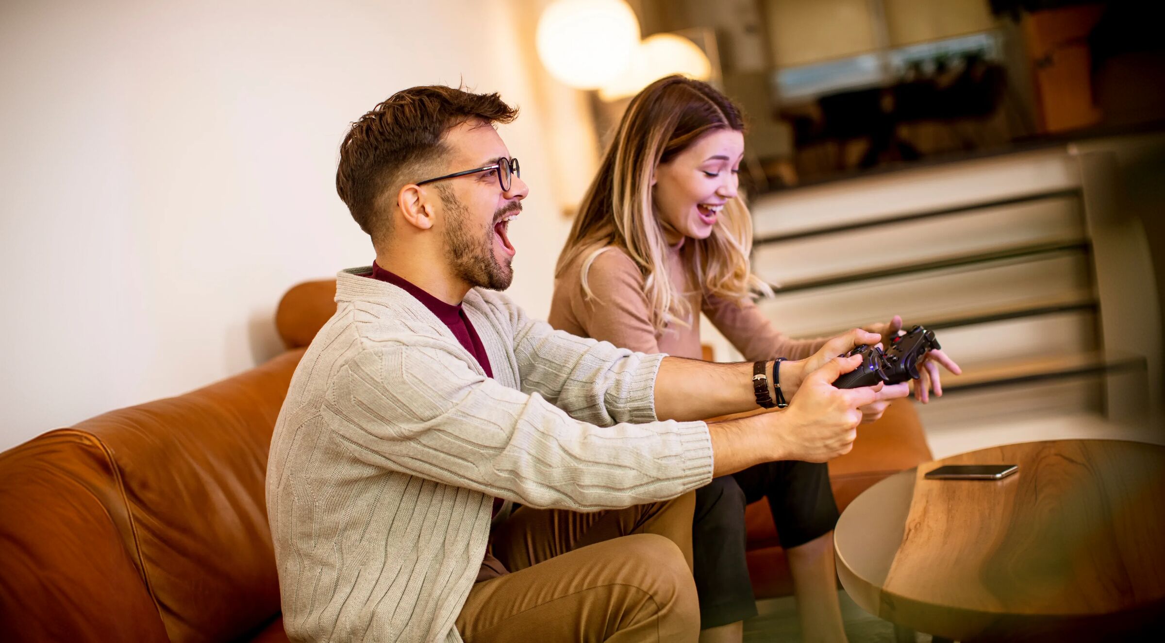 Ouders die samen lachend een spelletje spelen