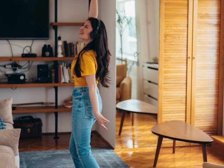 Jongere in een lichte woonkamer