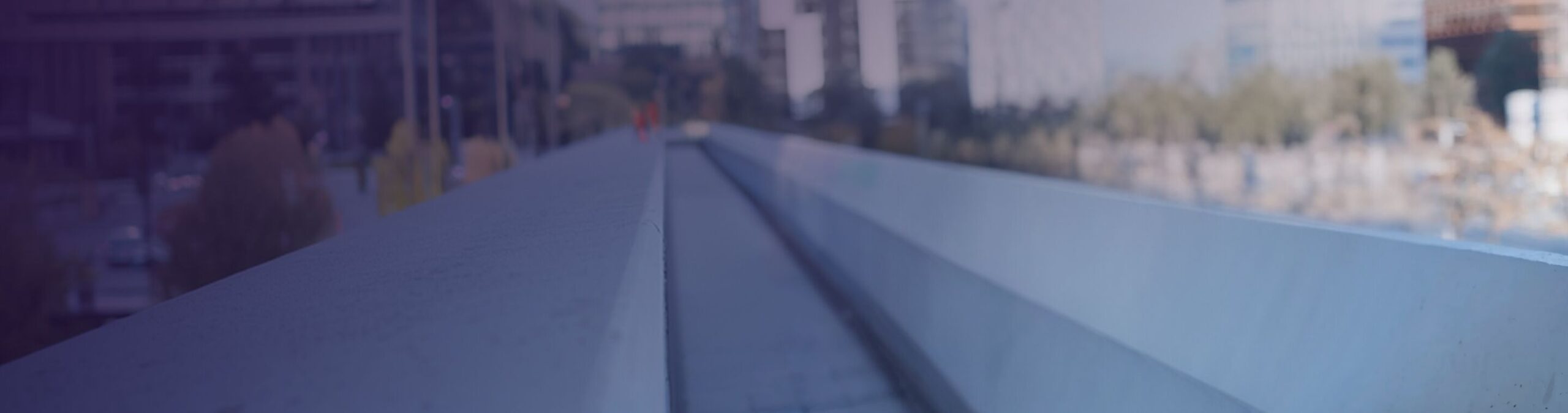 Voetgangersbrug in de stad