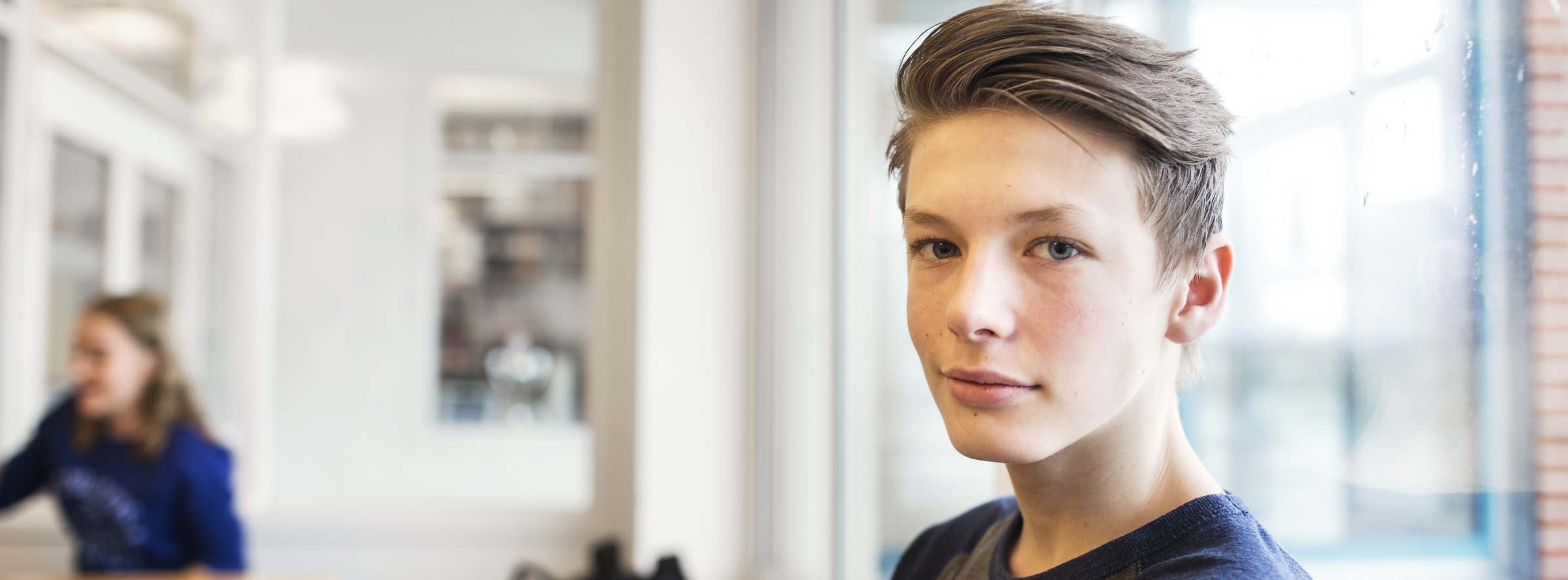 Jongen bij het raam in een klaslokaal