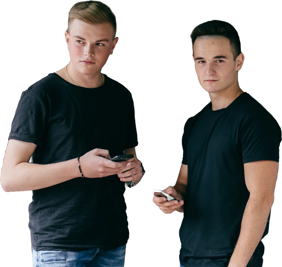Twee jongens met hun telefoon op straat