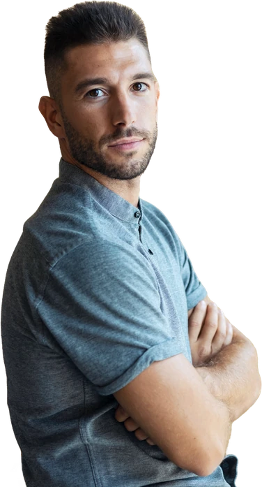 Jongeman met de armen over elkaar